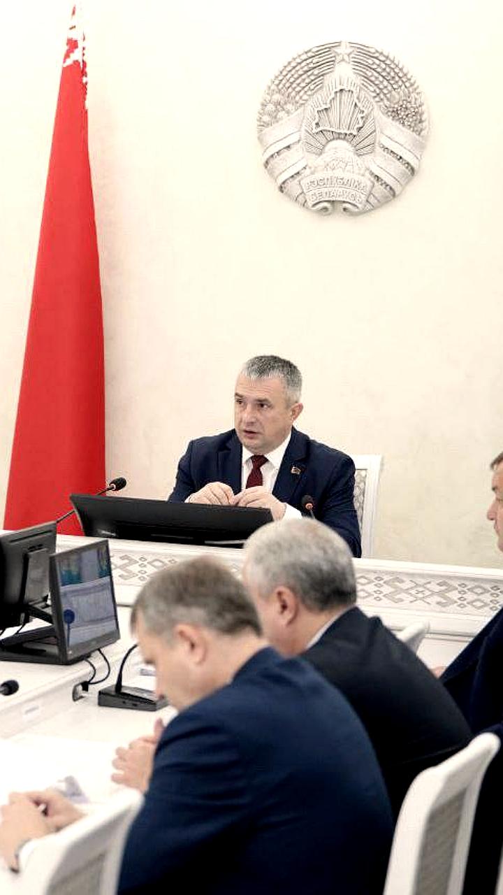 Губернатор Иван Крупко обсудил успехи в ЖКХ и доступ к чистой воде на заседании облисполкома