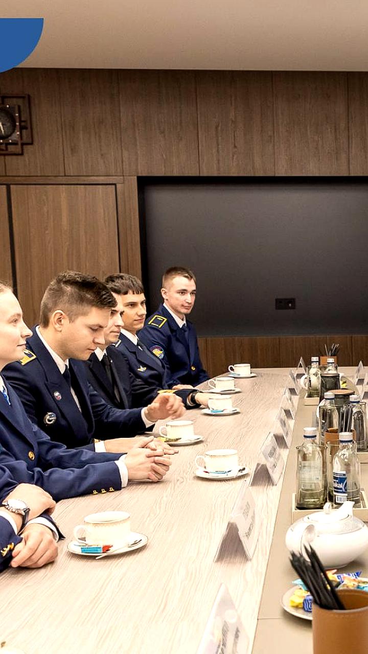 Курсантов авиационных вузов познакомили с учебным самолетом Танго на выставке НАИС