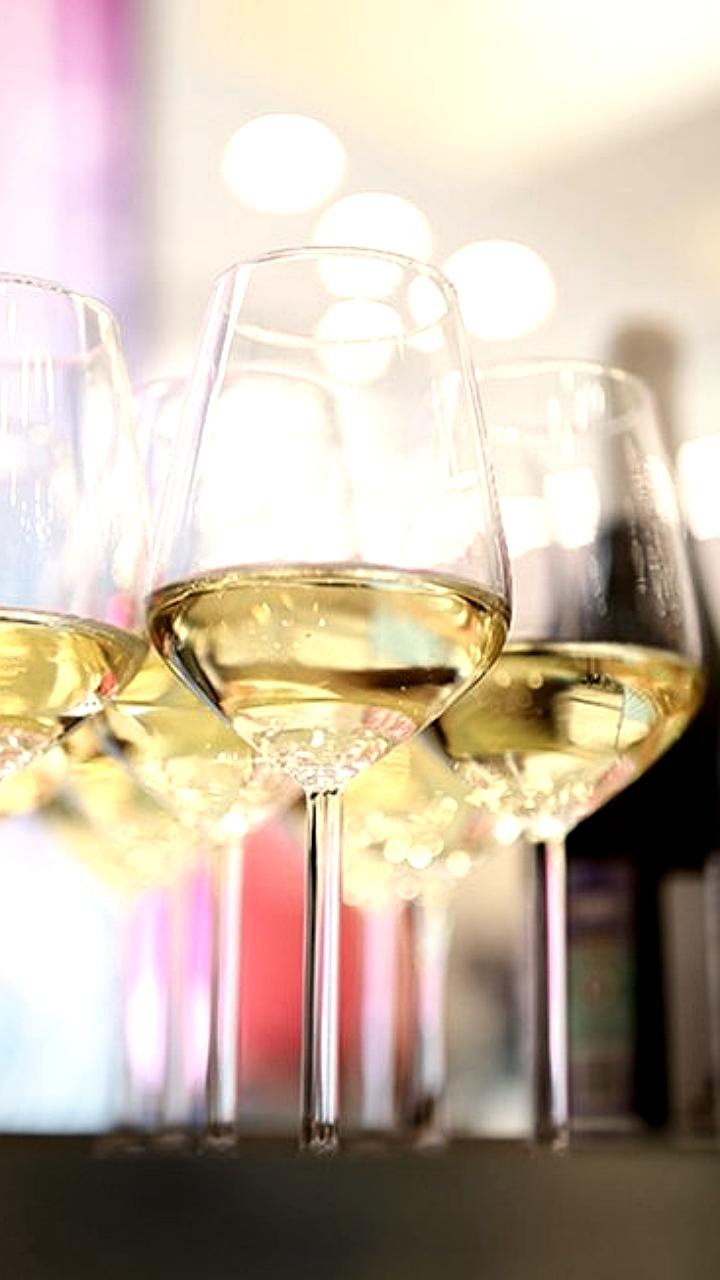 Минцифры планирует продажу российских вин через интернет и вендинговые аппараты