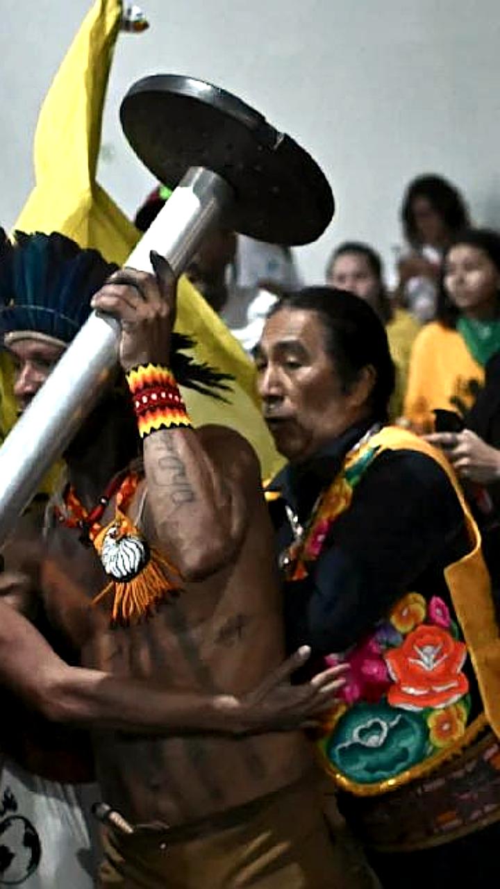 Протестующие коренные народы требуют участия в переговорах COP30 в Белене