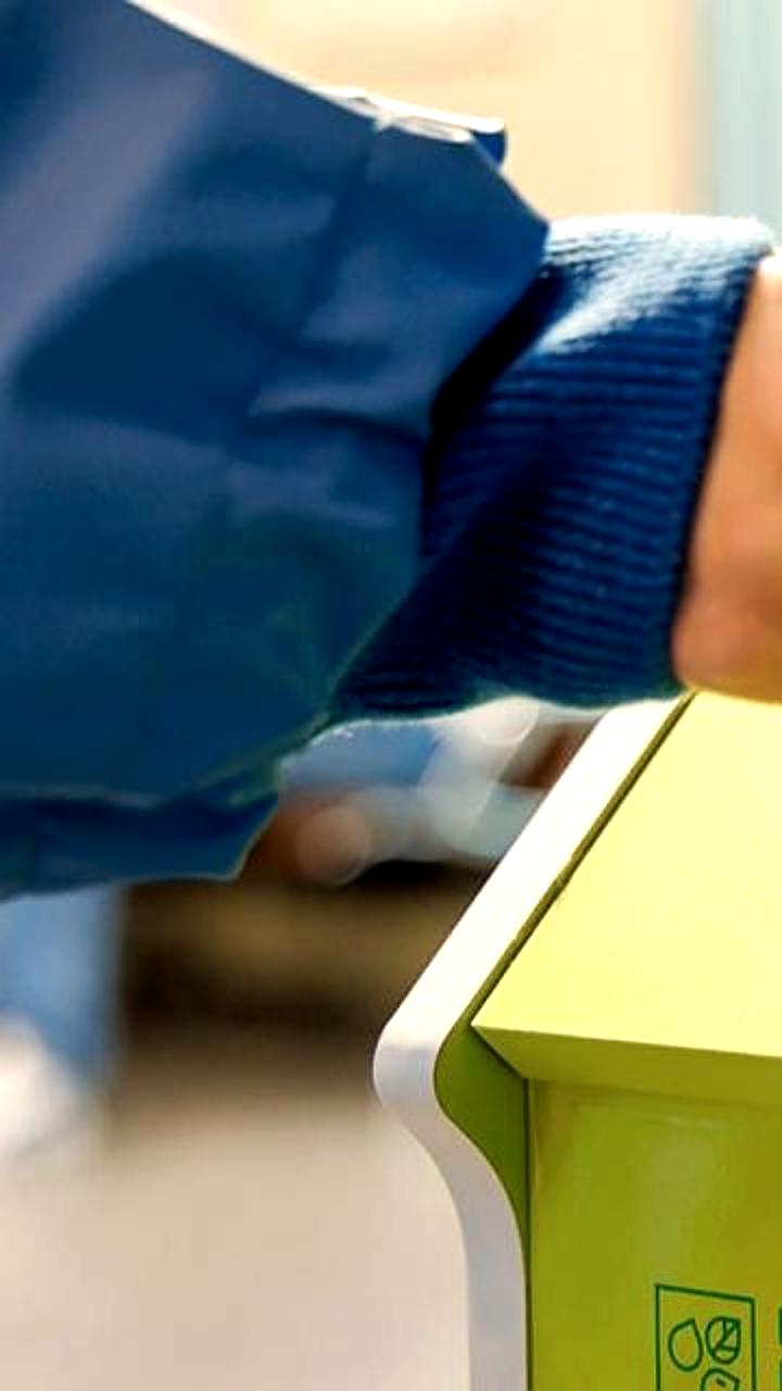 Петербуржцы сдали 3,7 тонны старой одежды через экобоксы на вокзалах