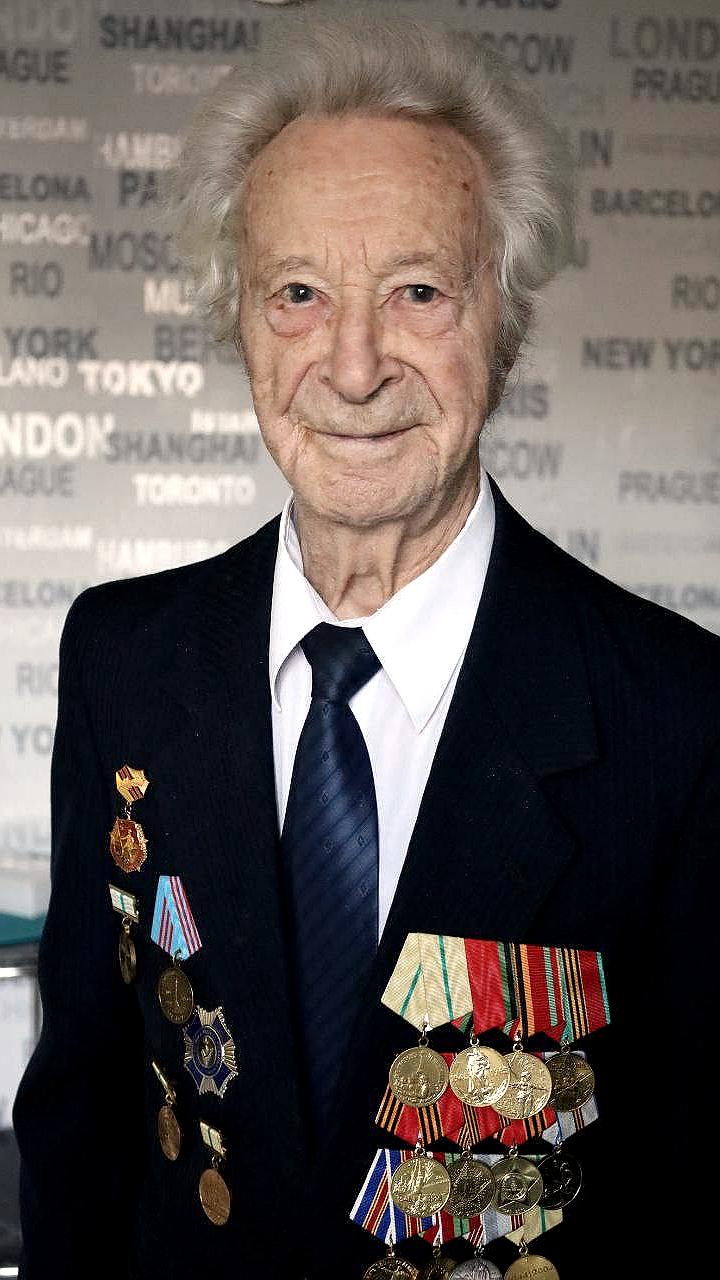 98-летний ветеран Великой Отечественной войны Владимир Колосов нанес первый удар на матче сборной России