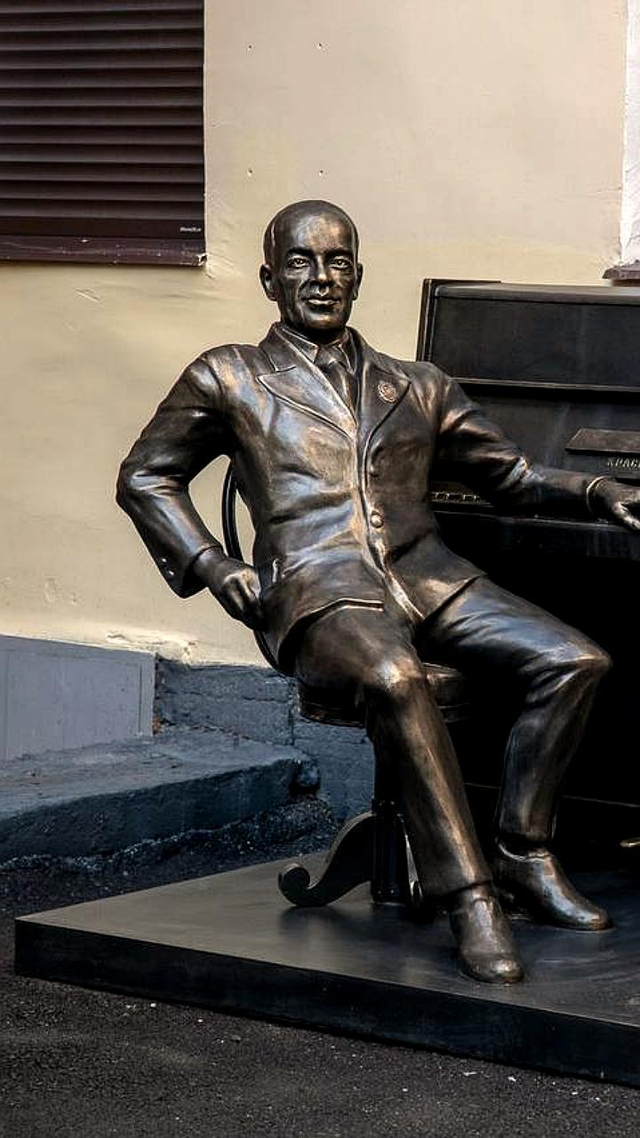 В Ашхабаде почтили память Федора Достоевского в день его рождения