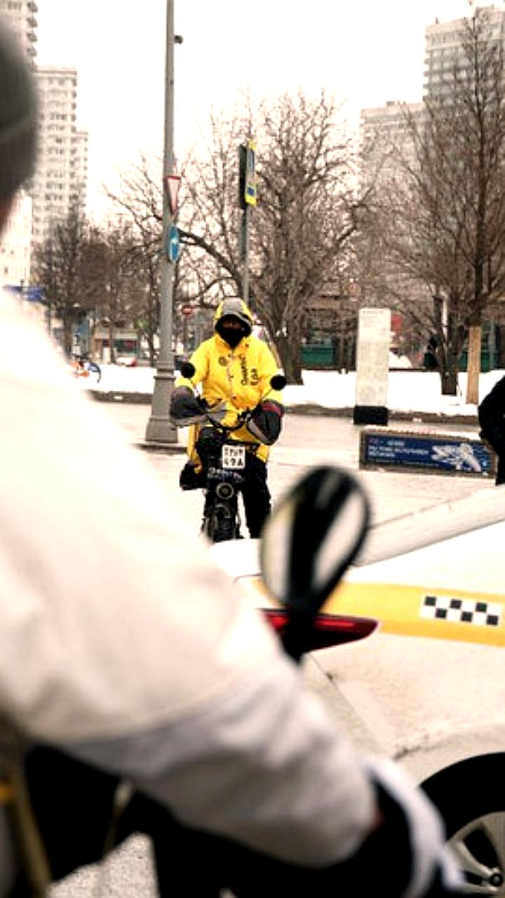 Депутаты фракции 'Новые люди' предложили запретить курьерам передвижение по тротуарам на электросамокатах и электровелосипедах