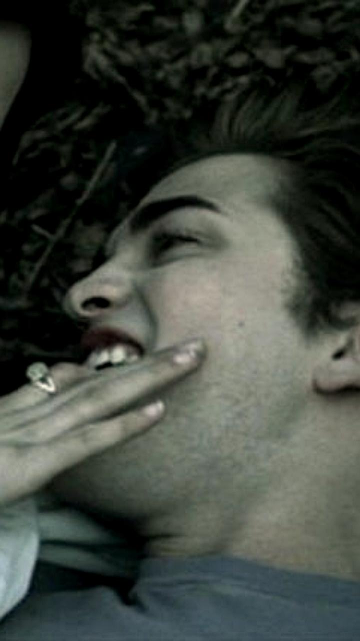 В Манасе девушка случайно откусила парню язык во время поцелуя