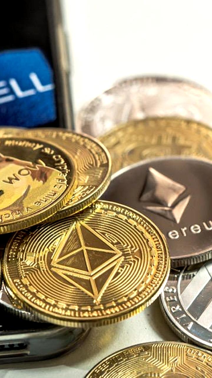 ЦБ России планирует разрешить инвестиции в криптовалютные деривативы с 2026 года