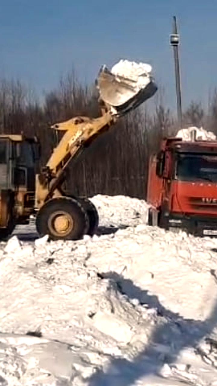 В Тынде готовят снежные горки для зимних развлечений