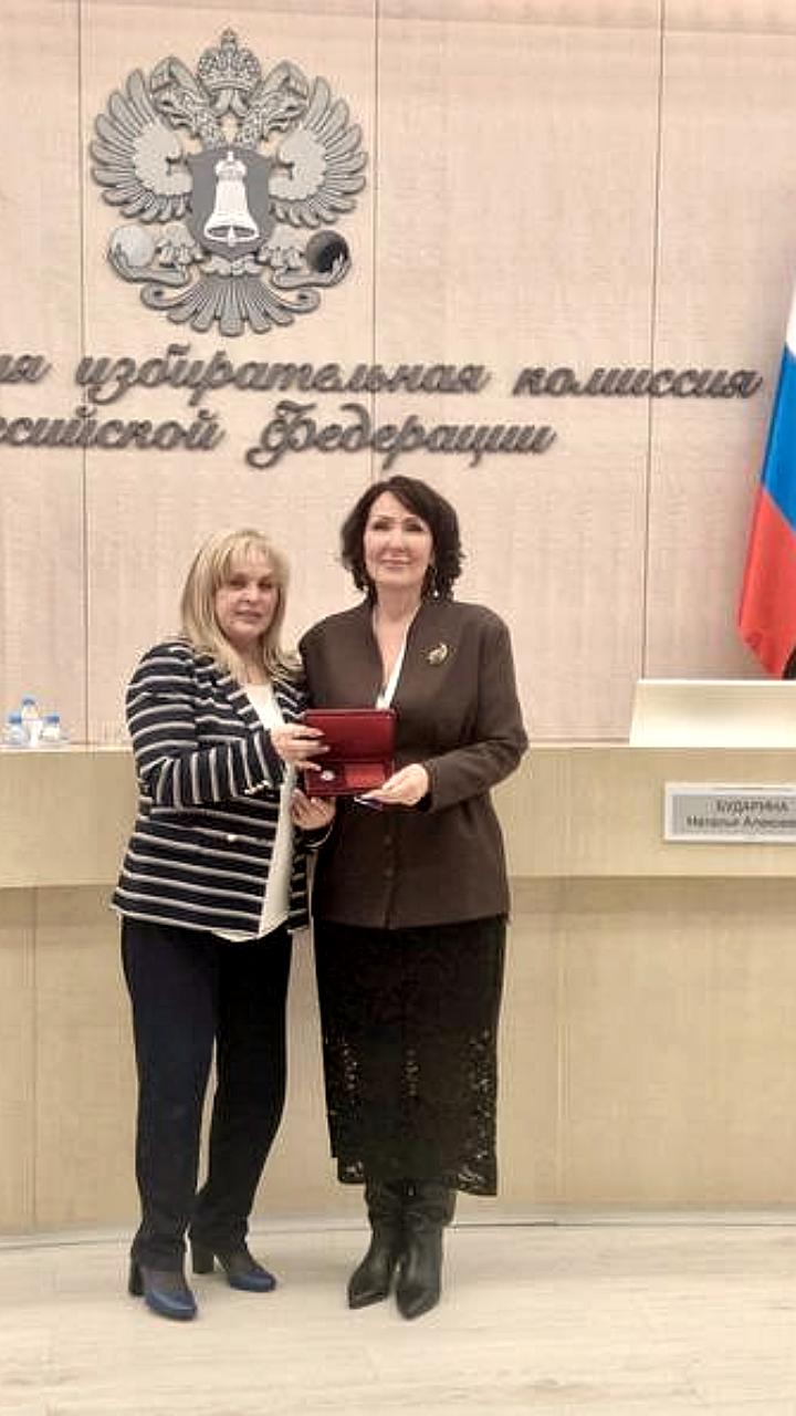 Евгения Боровикова удостоена знака Общественного признания от OTVS в день рождения