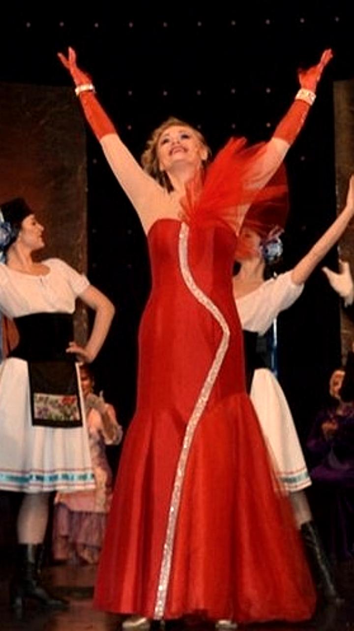 Запорожский горсовет пригласил семьи погибших военных на спектакль 'Веселая вдова'