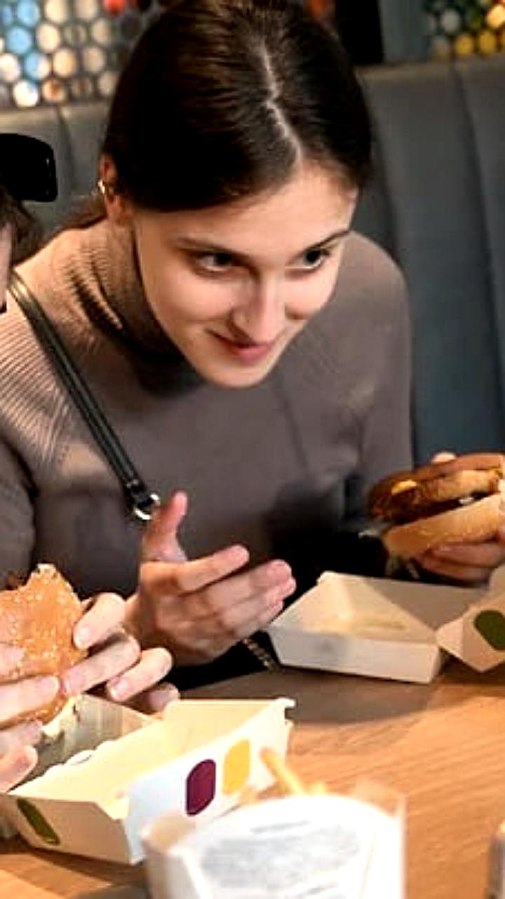 Рост посещаемости фастфуда в России на фоне снижения трафика ресторанов