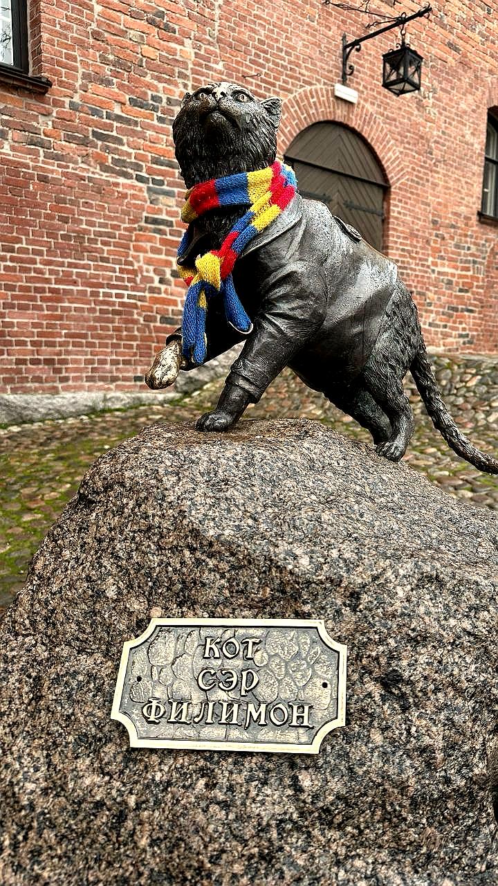 В Выборге установлен памятник котику Филимону, символу Замкового острова