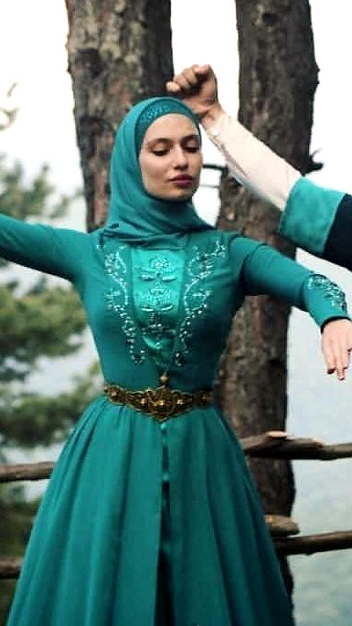 В Чечне введен запрет на элементы мужской одежды в женских нарядах