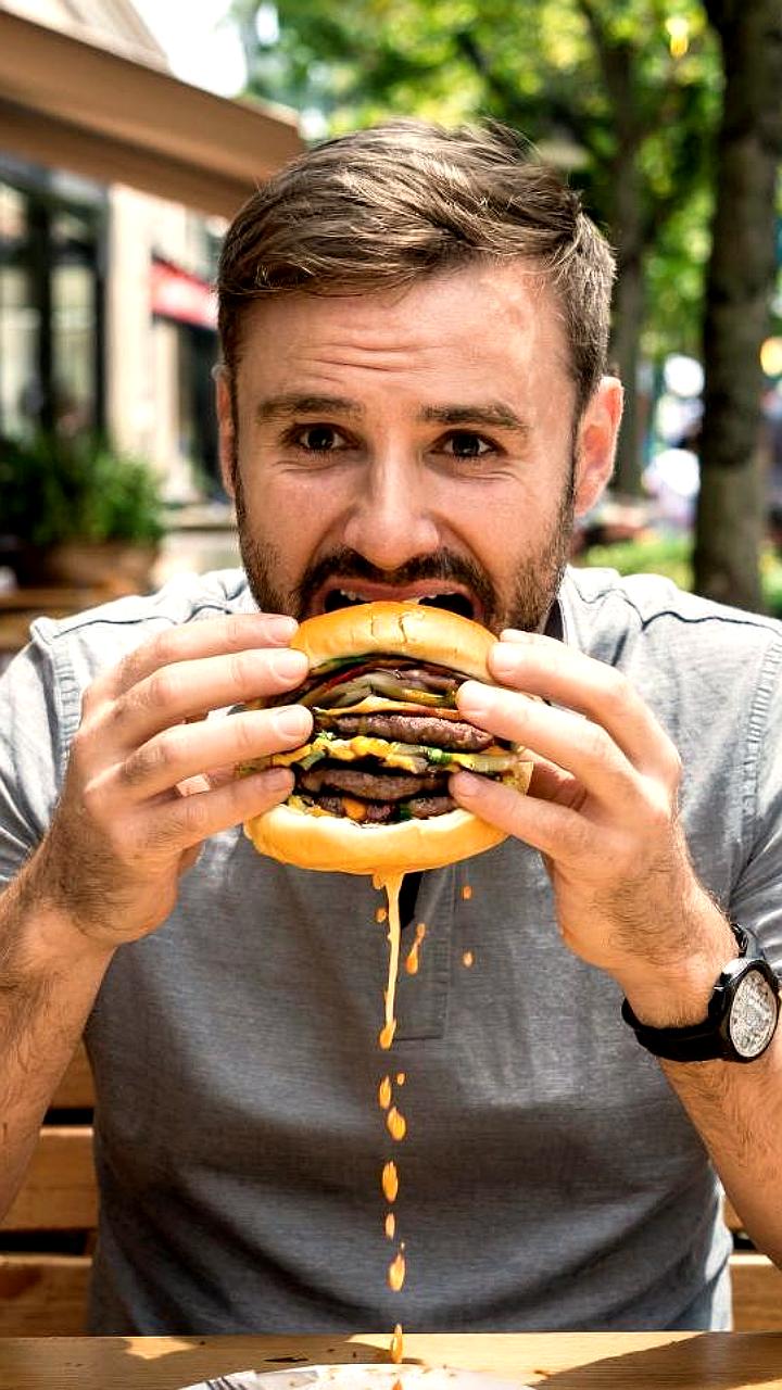 Мужчина в Афинах попал в реанимацию после неудачного челленджа с бургером