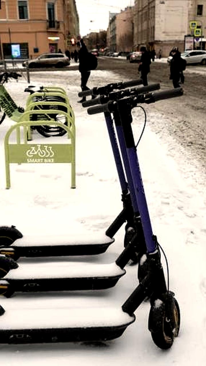 Аренда электросамокатов в Петербурге приостановлена из-за снегопада