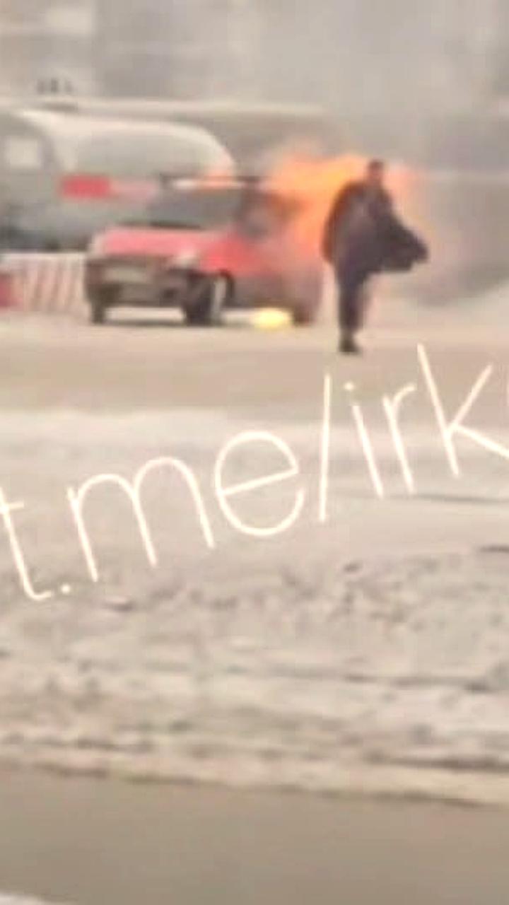 Возгорание автомобиля на заправке в Иркутске: пострадал водитель