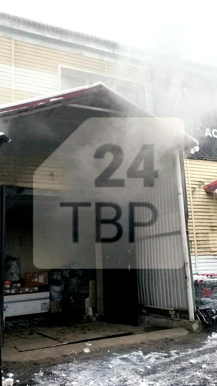 Пожар в магазине Светофор на Ярославском шоссе: пожарные на месте