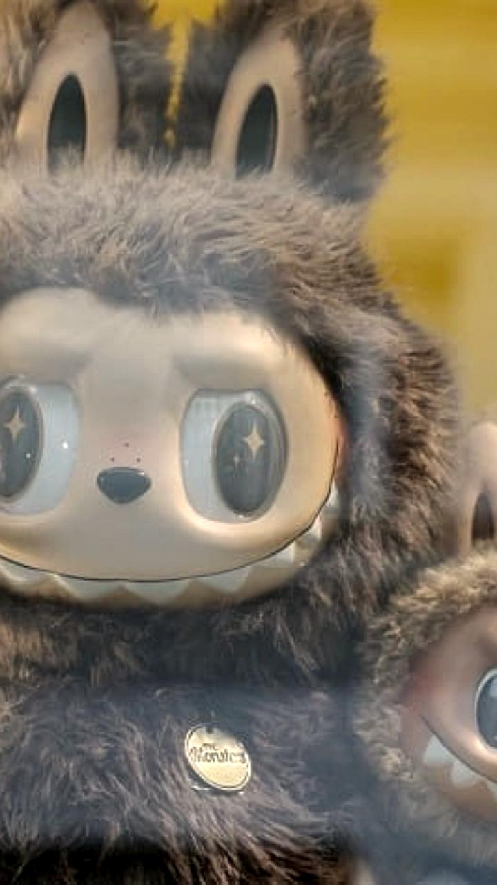 Аналитики предупреждают о возможном крахе акций Pop Mart на фоне ажиотажа вокруг кукол Лабубу