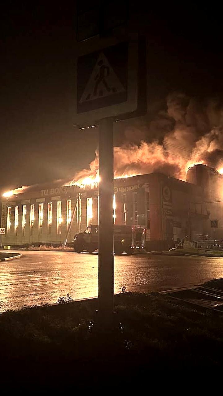 Удар беспилотников по ТЦ в Короче: пострадавших нет, пожарные на месте