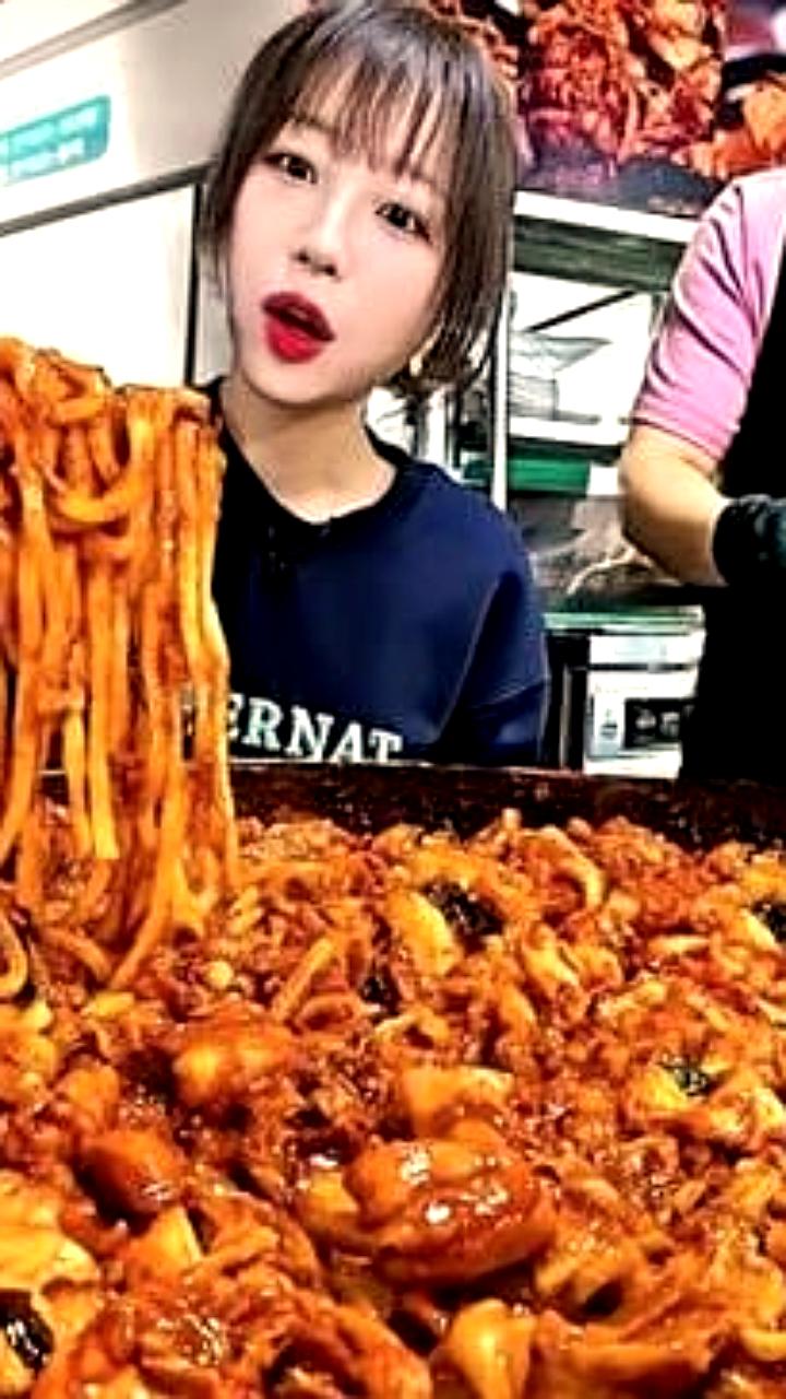 Корейская звезда мукбанга тратит более 2 млн рублей в год на еду для контента