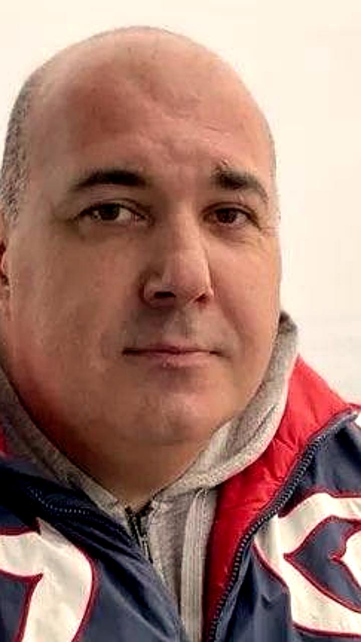 Экс-депутат Напсо сообщает о жизни семьи в гараже для лодок в Сочи после выселения