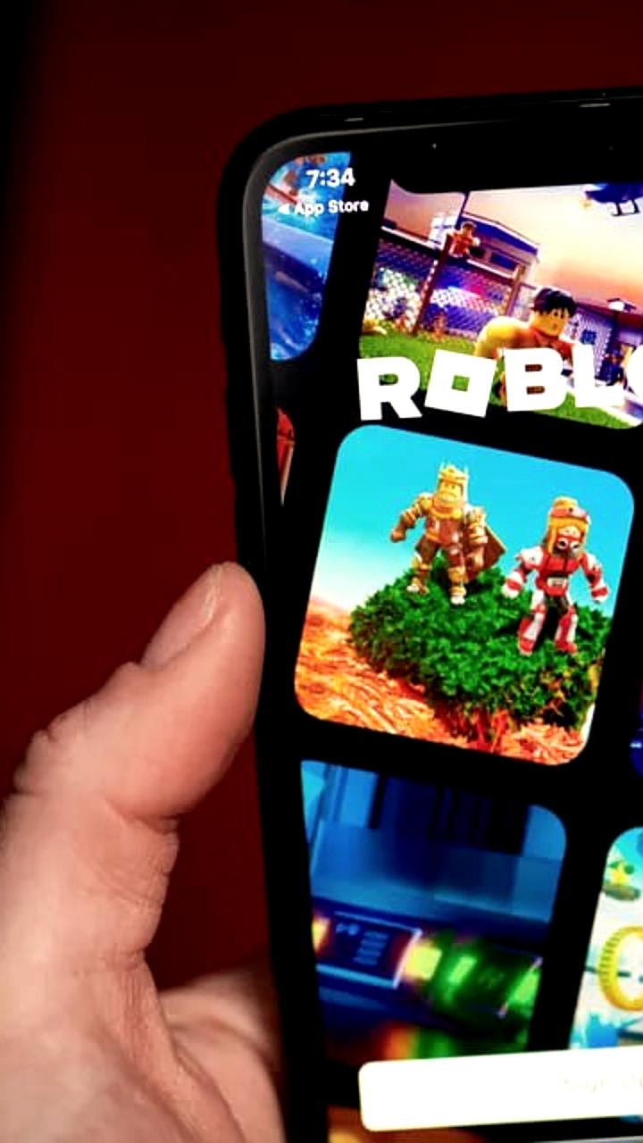Roblox вводит проверку возраста для пользователей перед общением