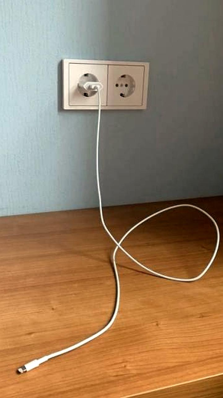 МТС предупреждает о рисках пожара из-за оставленных в розетке зарядок