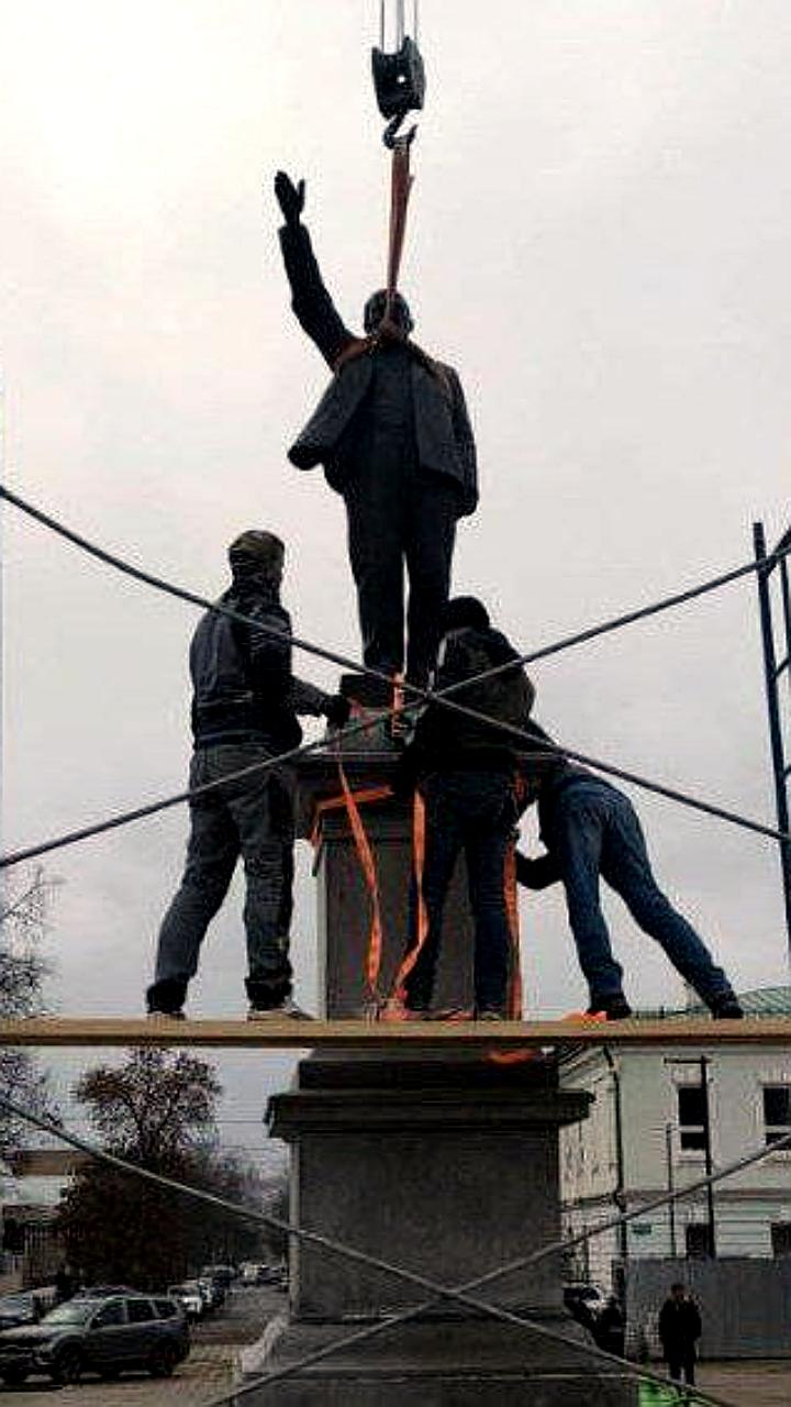 Памятник Ленину вернулся в Оренбург после ремонта