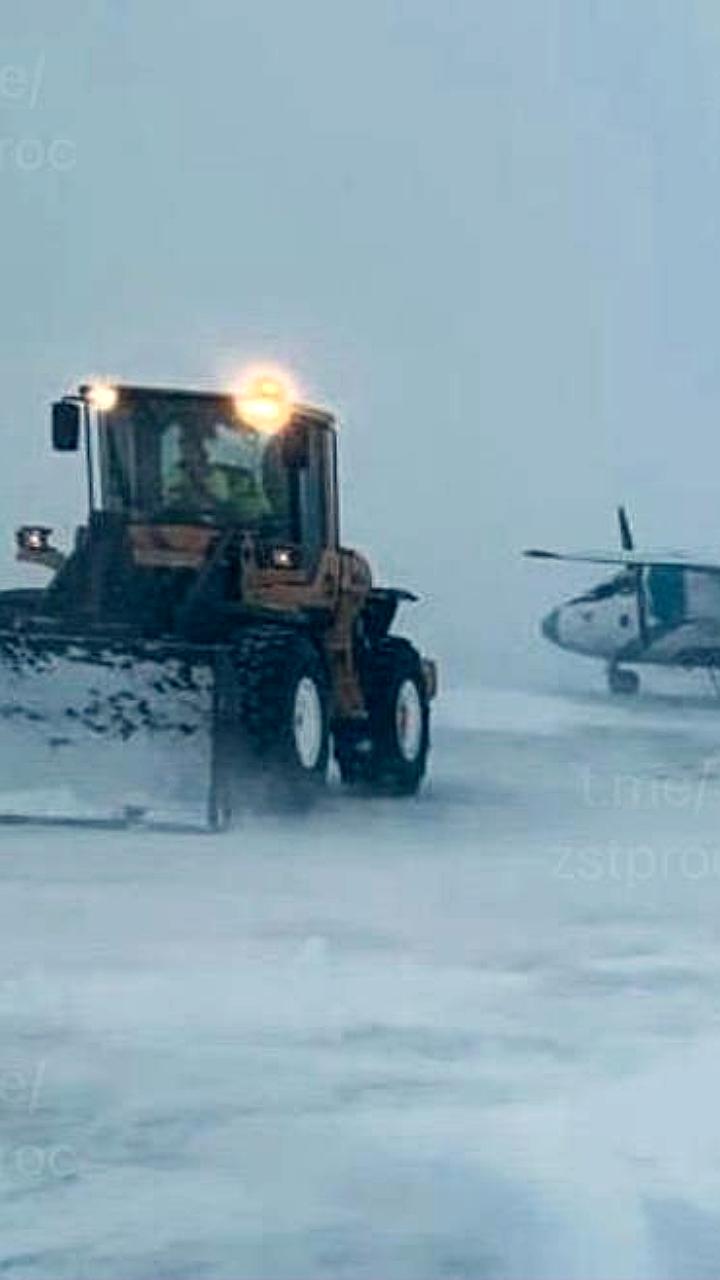 В Норильске снегоуборщик повредил кабель, что привело к повреждению самолета Ан-26
