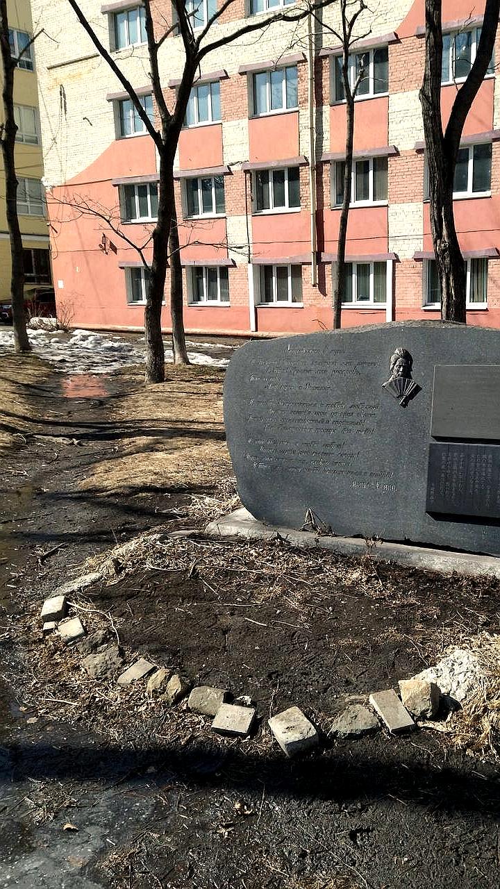 Церемония обновления памятных табличек на монументе Ёсано Акико отменена из-за общественного резонанса