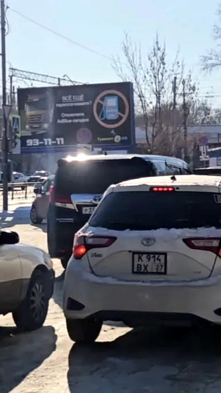 Очереди на осмотр автомобилей в Хабаровске достигли сотен метров