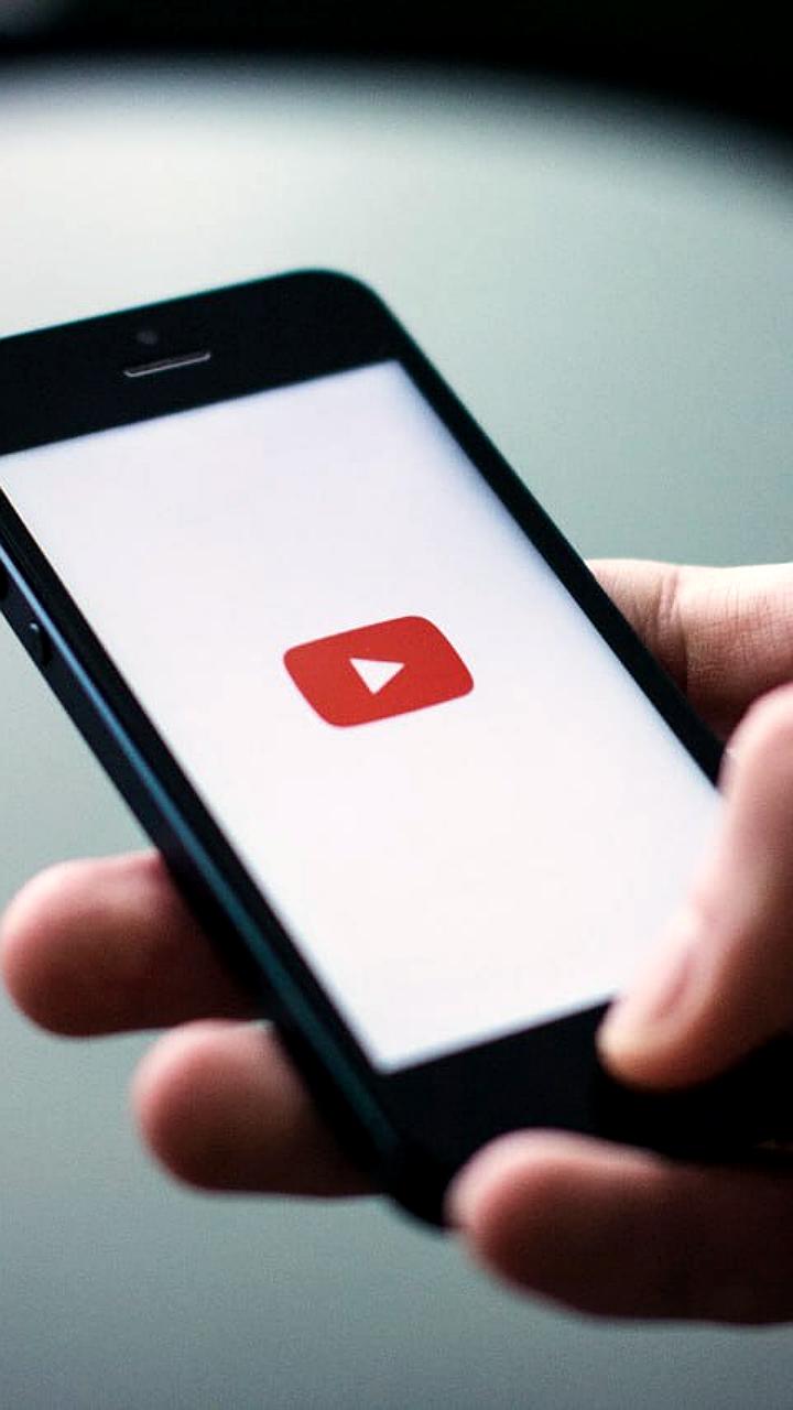 Более 60% россиян ежедневно смотрят телевизор, проводя в среднем 3 часа у экрана