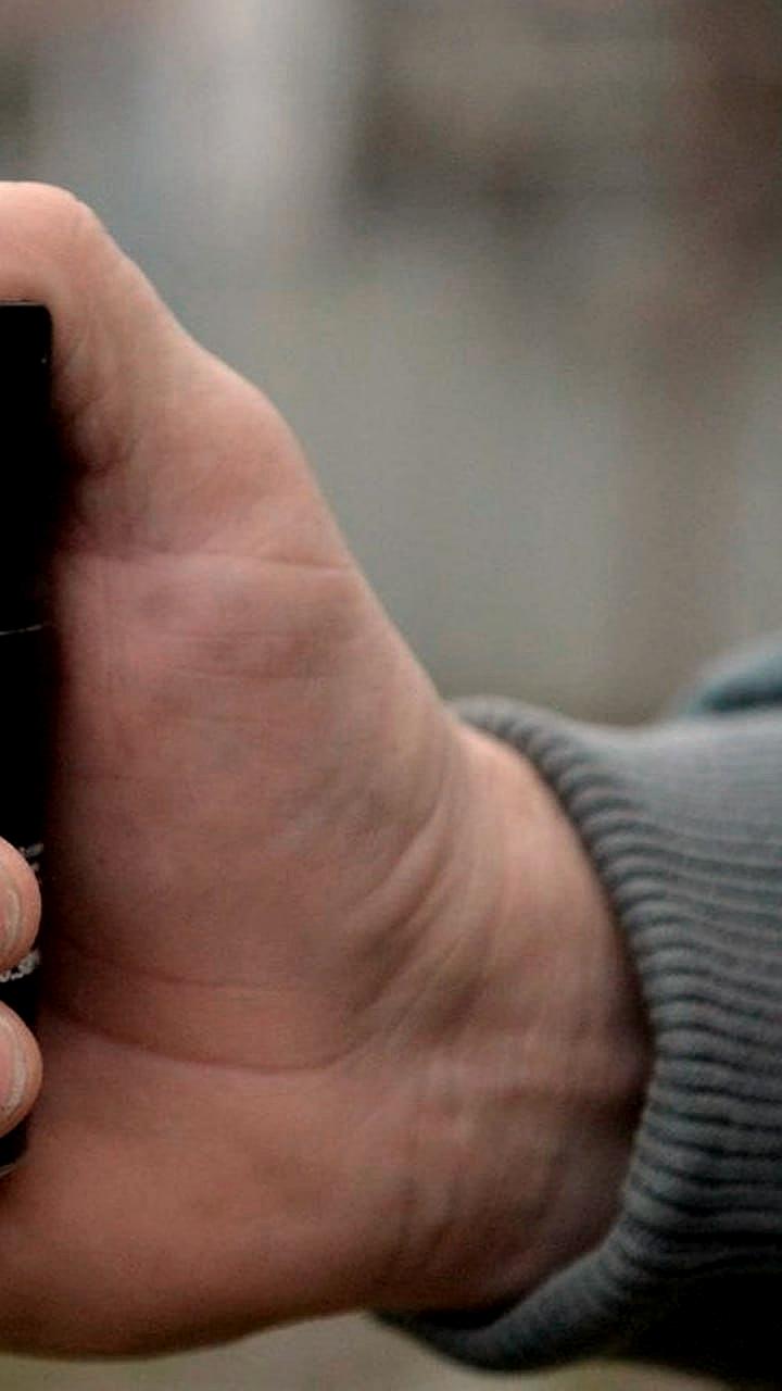 Депутаты предложили запретить мигрантам покупку средств самообороны