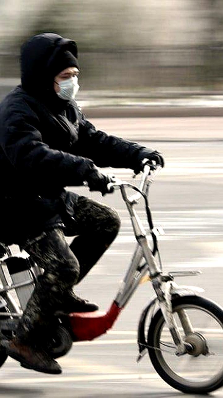 Депутаты предложили контроль за курьерами для улучшения безопасности на дорогах