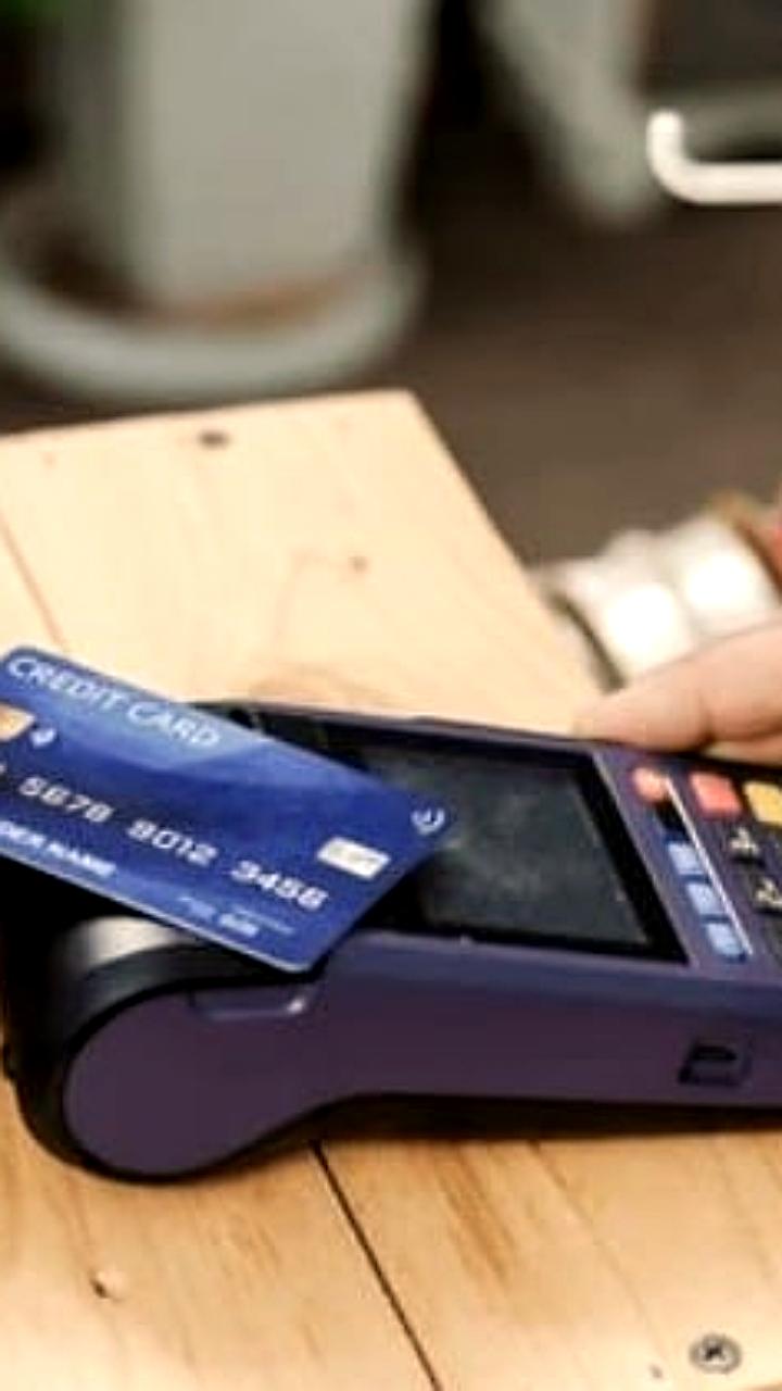 Отмена льготы по НДС на услуги банковских карт не повлияет на их стоимость, утверждает замминистра финансов