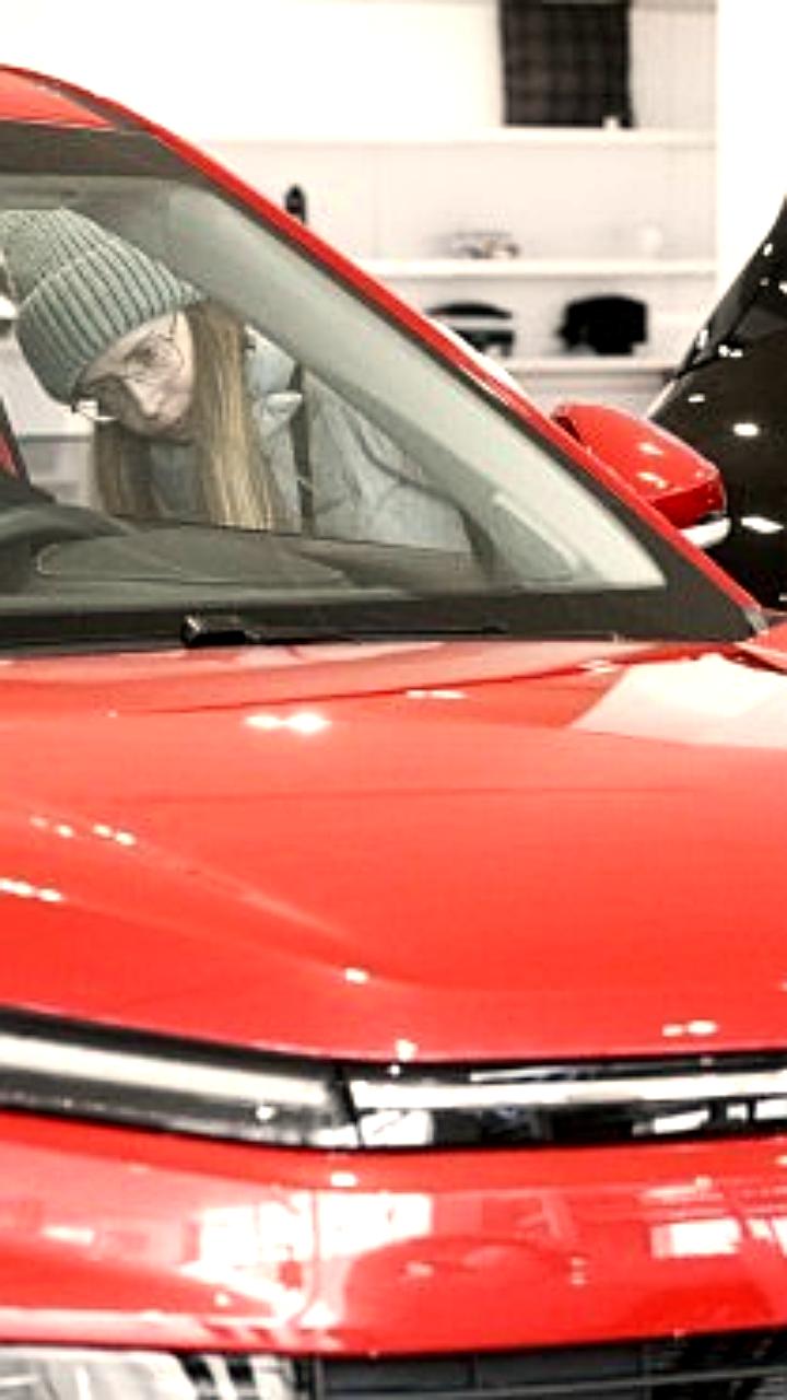 Скидки на новые автомобили в России снизились до 17% в ноябре