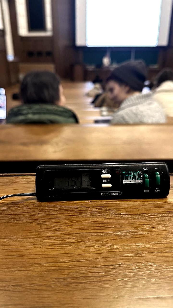 Студенты МГУ используют обогреватели из-за низкой температуры в аудиториях