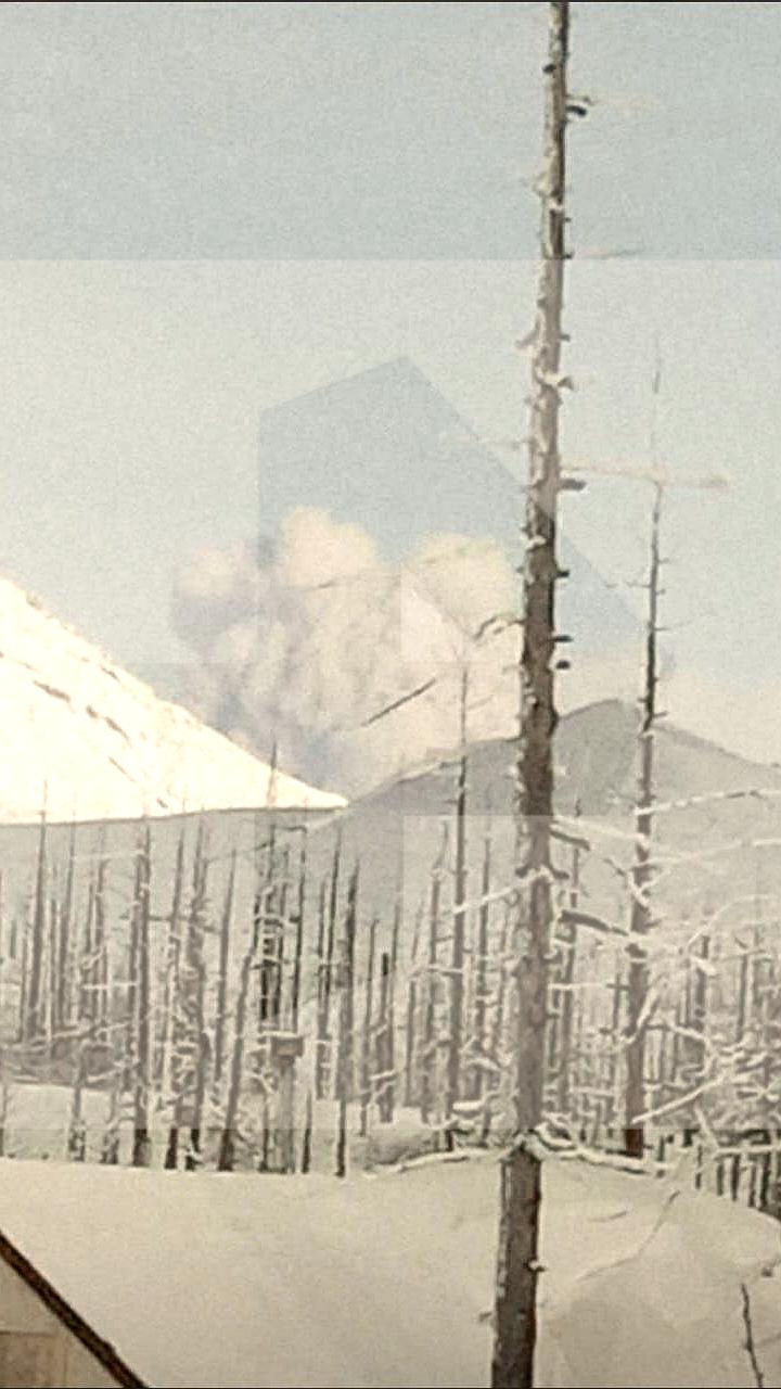 Вулкан Безымянный на Камчатке активизировался, выбросив пепел на высоту 5 км