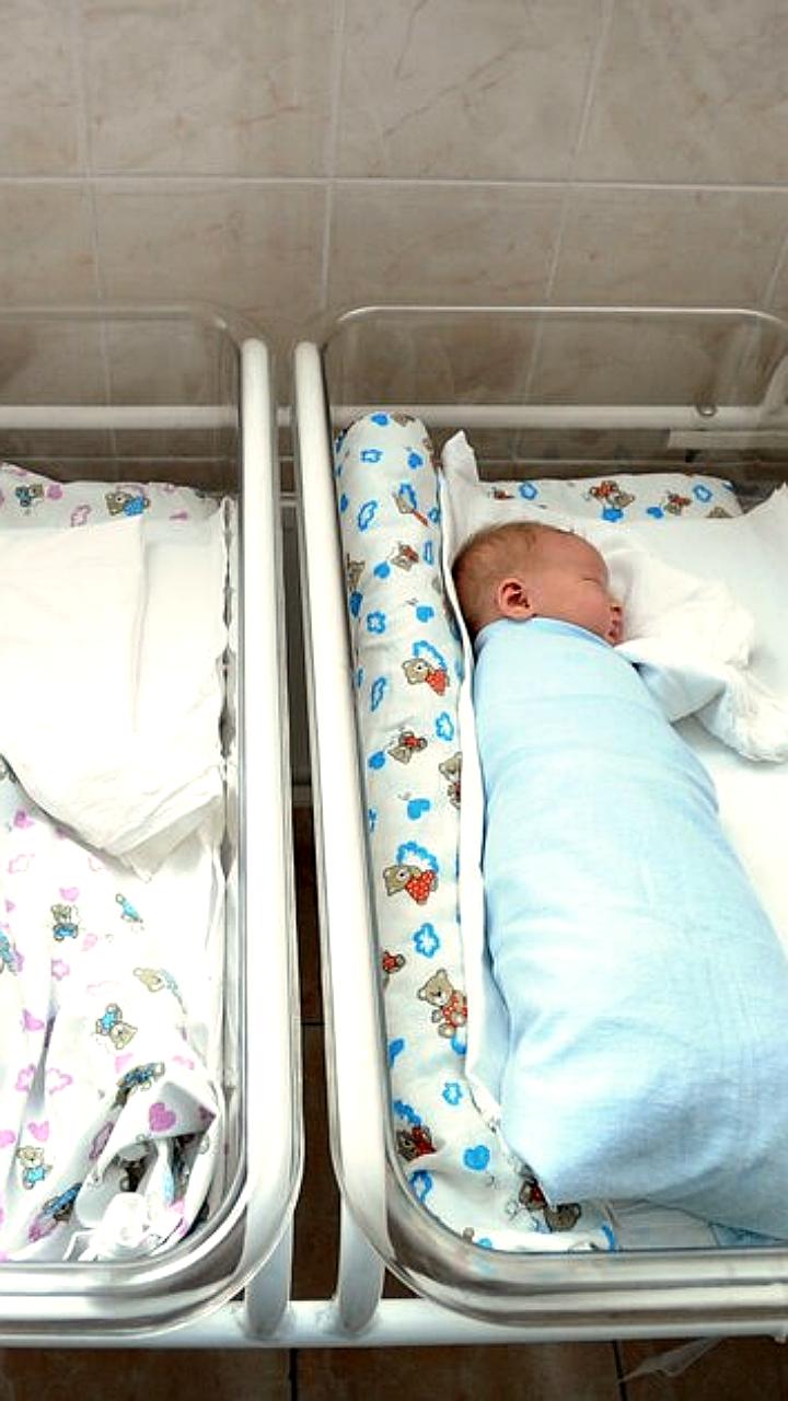 Жилищные условия и закрытие роддомов влияют на рождаемость в России