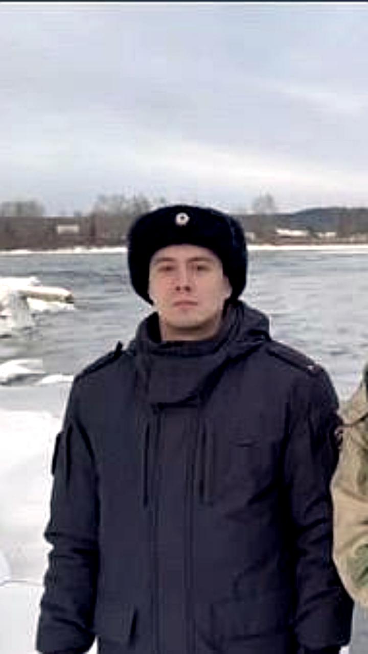 Полицейские спасли рыбака с оторвавшейся льдины в Иркутской области