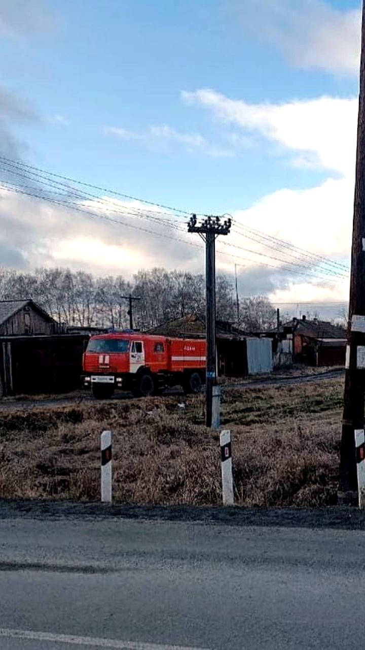 Дорожные инциденты в Челябинской области: столкновение поезда с автомобилем и авария грузовика