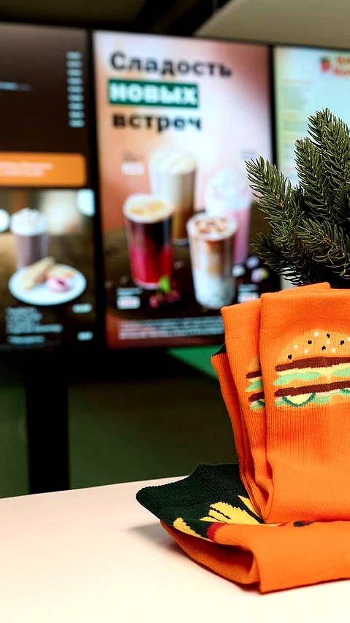 Во Вкусно и точка стартует зимнее комбо с новогодними носками