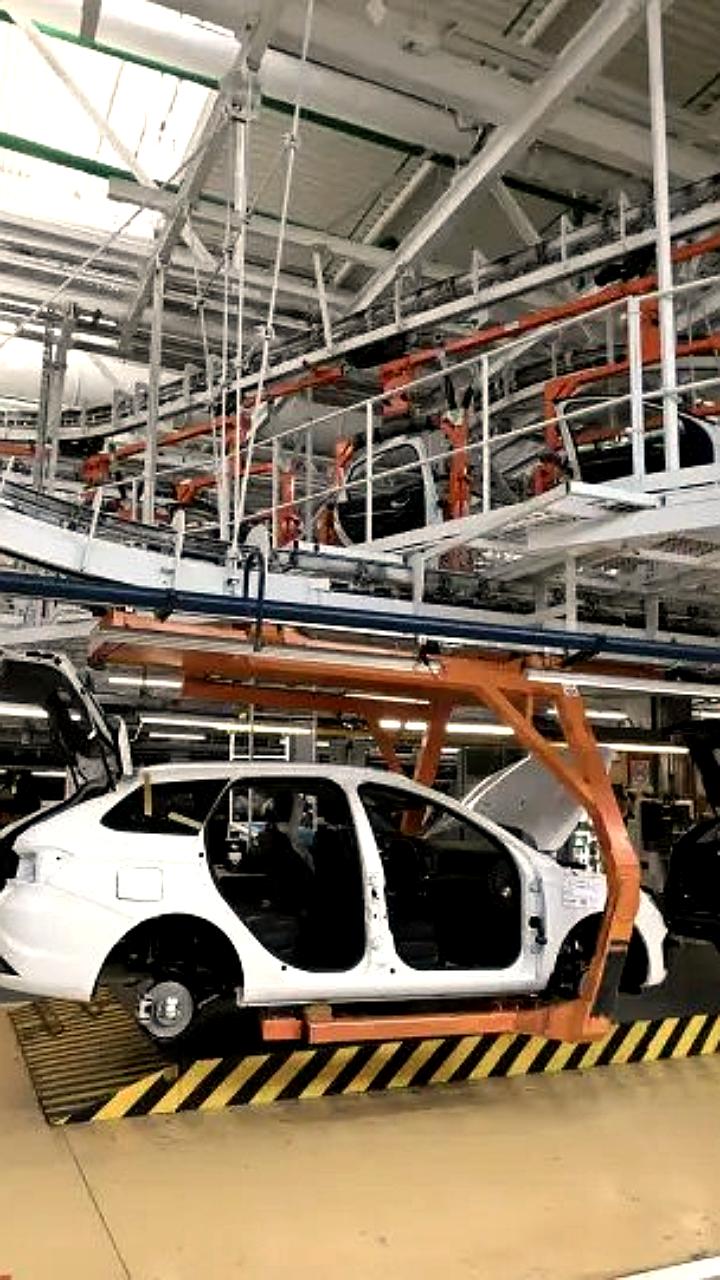 Снижение производства легковых автомобилей в России на фоне роста выпуска круп