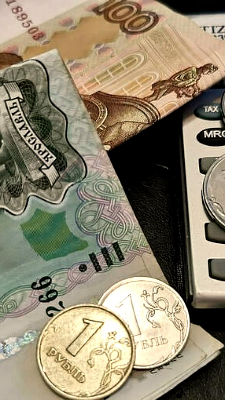 ВТБ прогнозирует ослабление рубля до 90 рублей за доллар в 2026 году