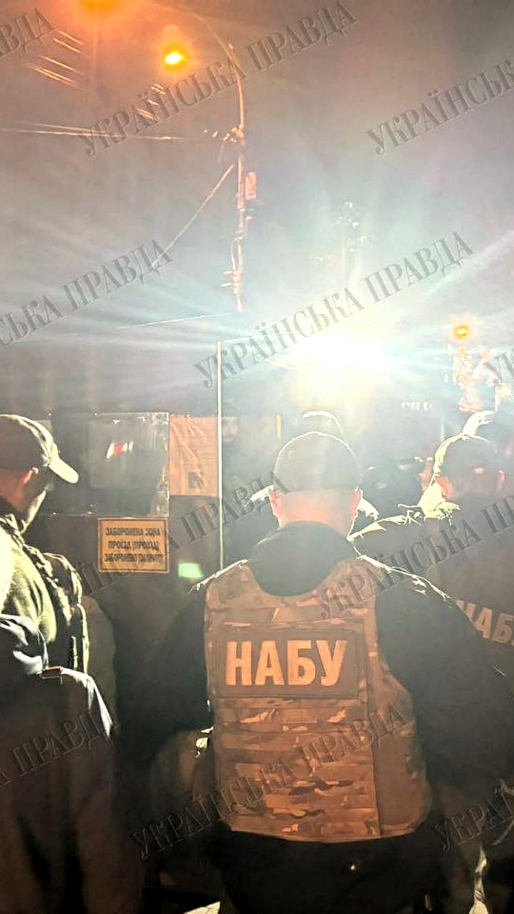 Обыски у главы офиса Зеленского Андрея Ермака на фоне коррупционного скандала