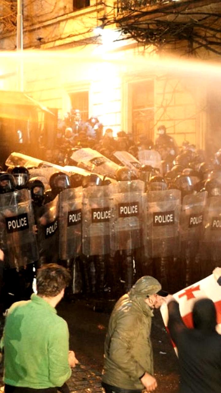 В Тбилиси проходят массовые протесты против приостановки евроинтеграции