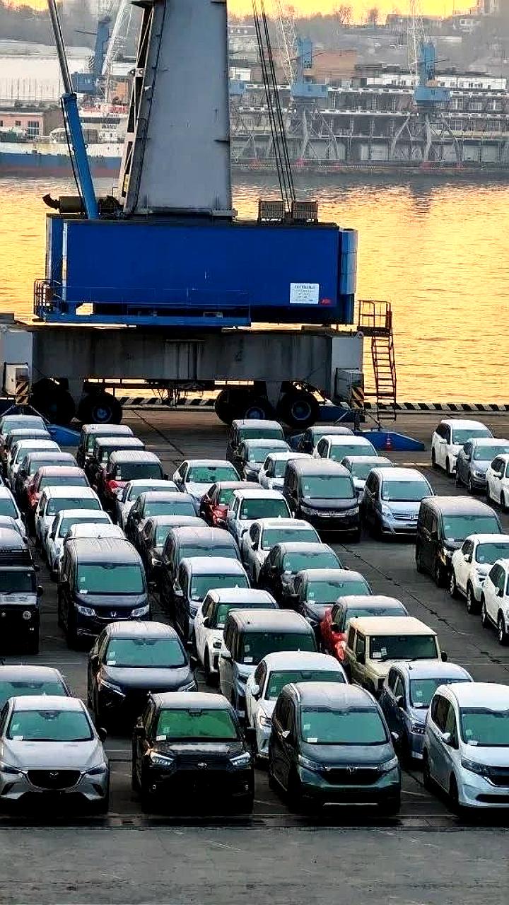 Владивостокский суд запретил ввоз праворульных и гибридных автомобилей в Россию