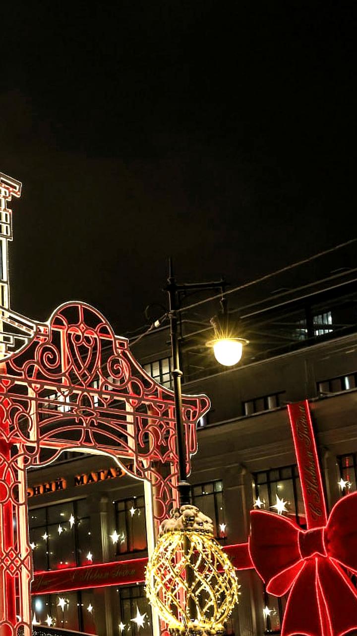 Установка новогодней арки на Кузнецком мосту в Москве