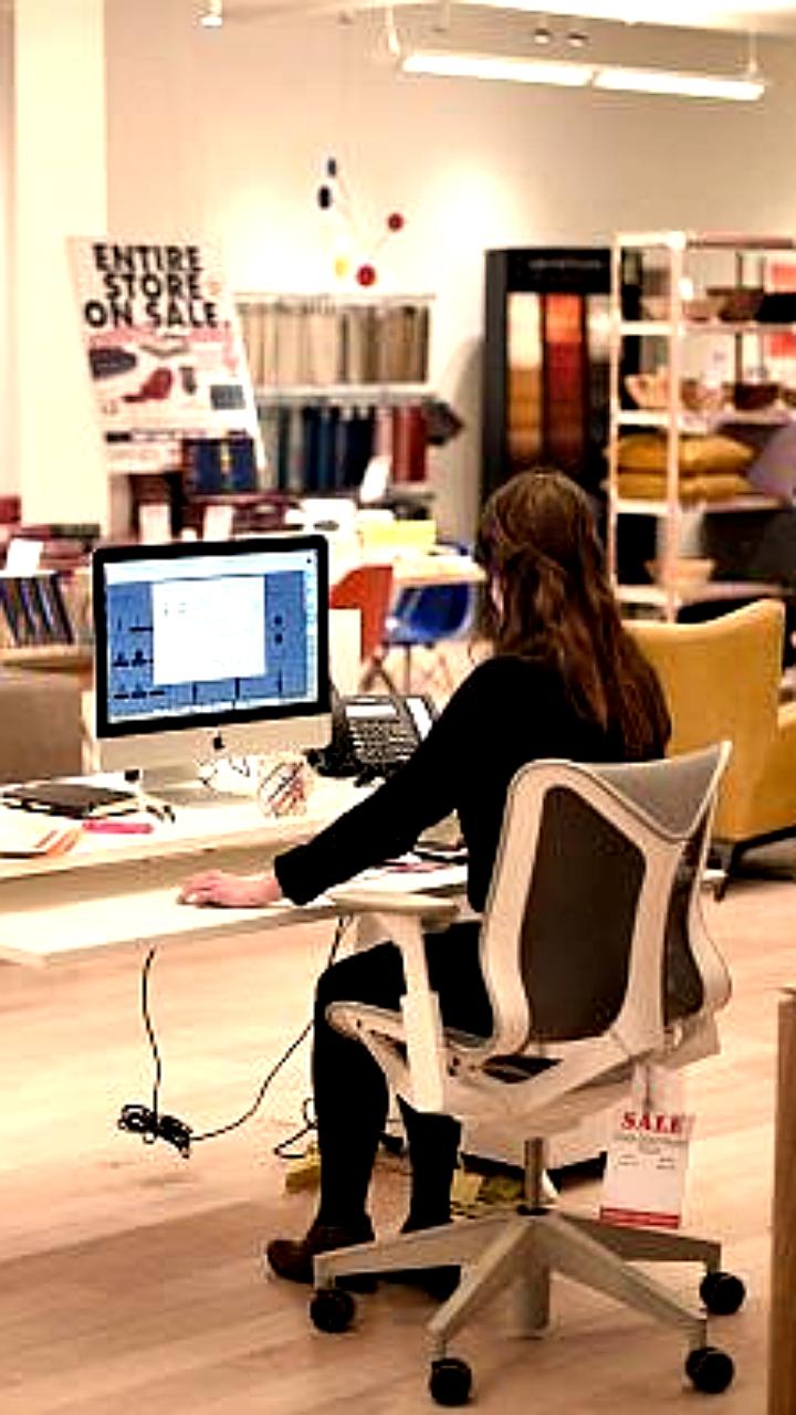 Россиянки выбирают стиль одежды для офиса: личный выбор или требования руководства?