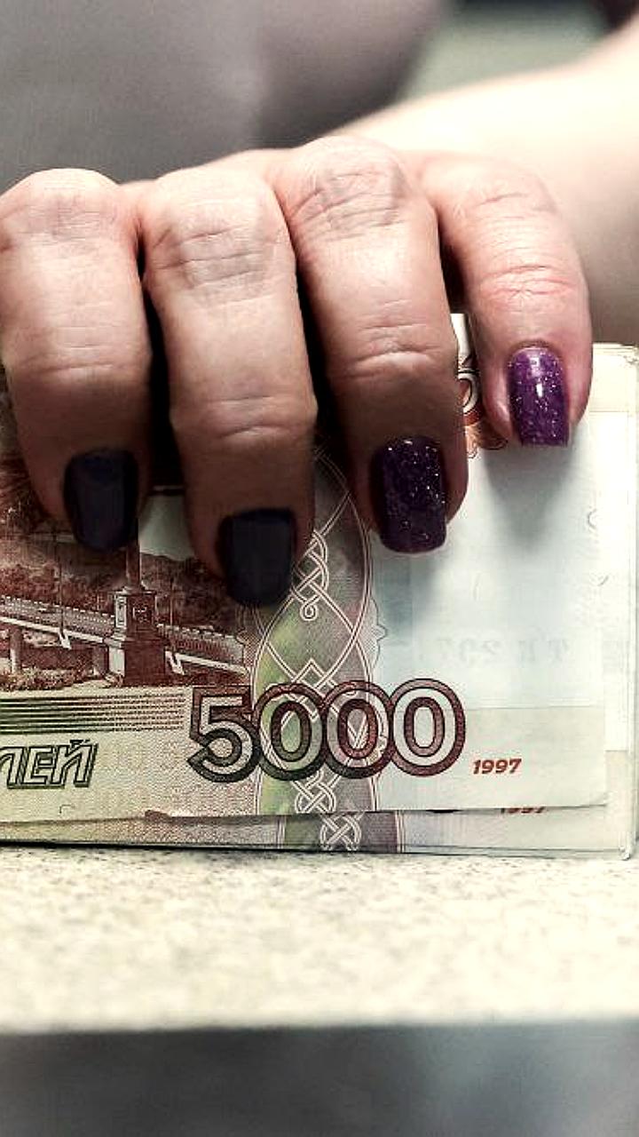 Работодатели обязаны досрочно выплатить зарплату за декабрь в случае совпадения с новогодними праздниками