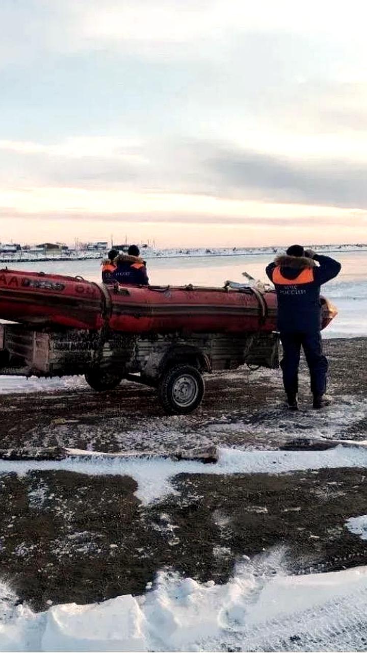 На Сахалине продолжаются поиски двух пропавших рыбаков в заливе Терпения